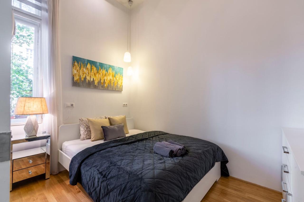 Luxurious & Spacious Downtown Residence In Liszt Ferenc Square Будапеща Екстериор снимка
