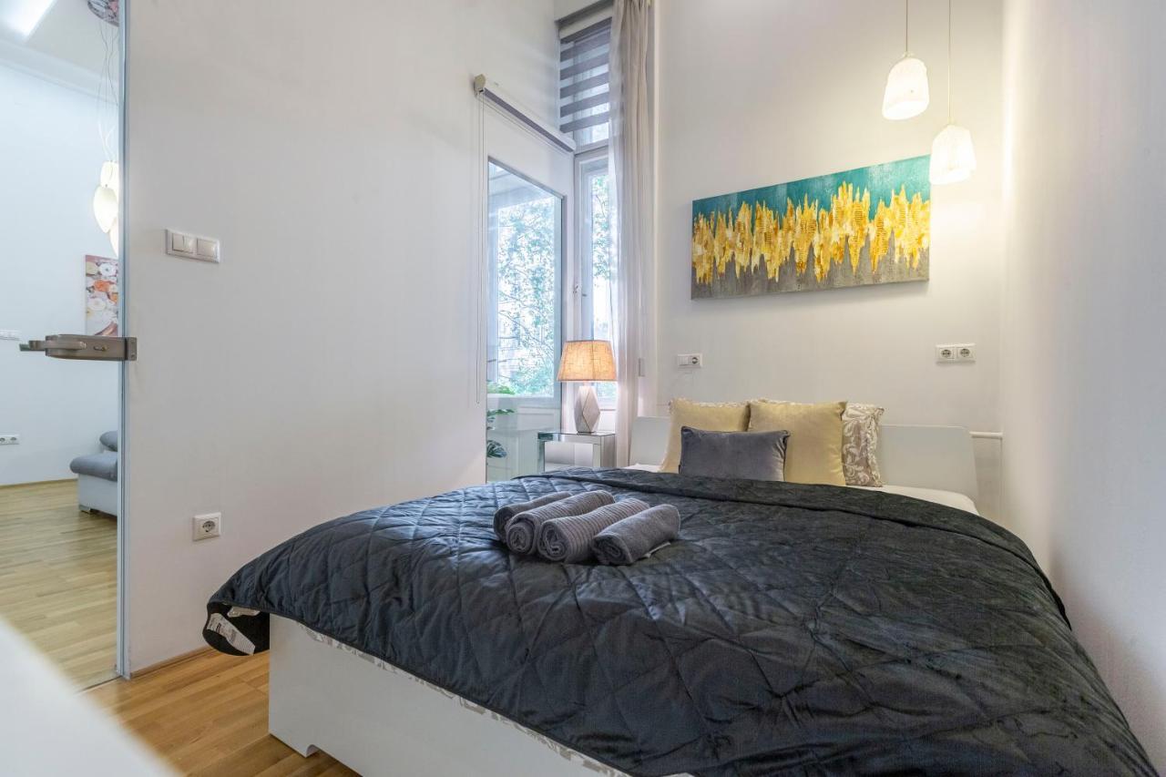 Luxurious & Spacious Downtown Residence In Liszt Ferenc Square Будапеща Екстериор снимка
